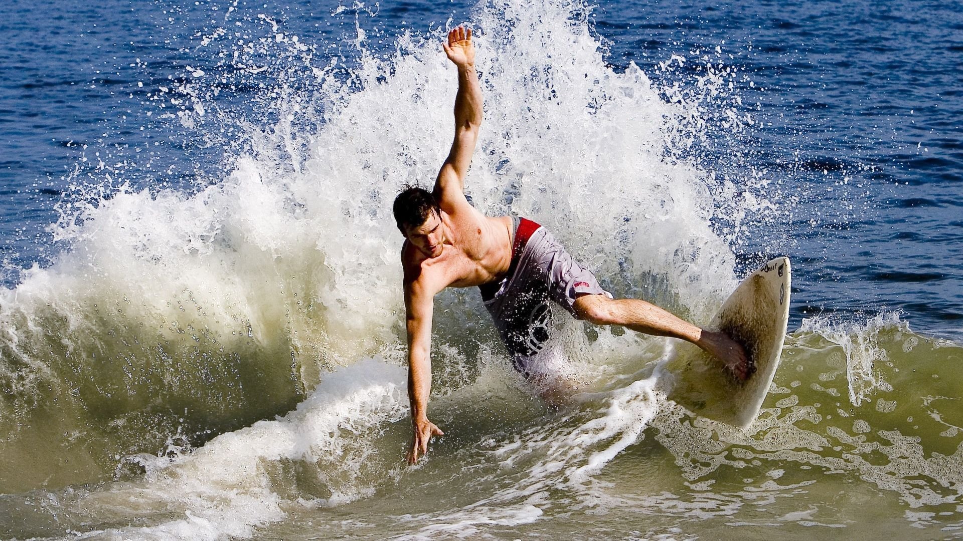 赛道上的逆袭,威廉姆斯鏖战迈凯伦,拉塞尔惊艳四座